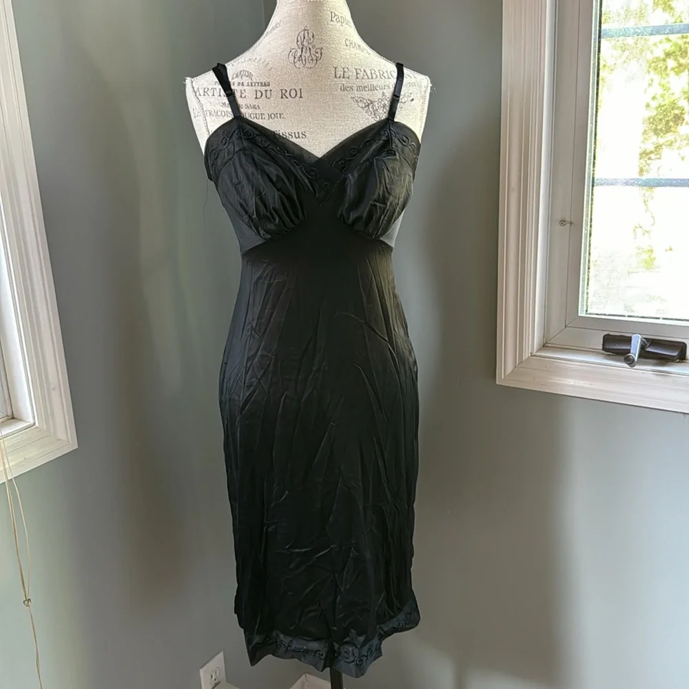 Vintage Vanity Faire black lace trimmed slip EVC size‎ S